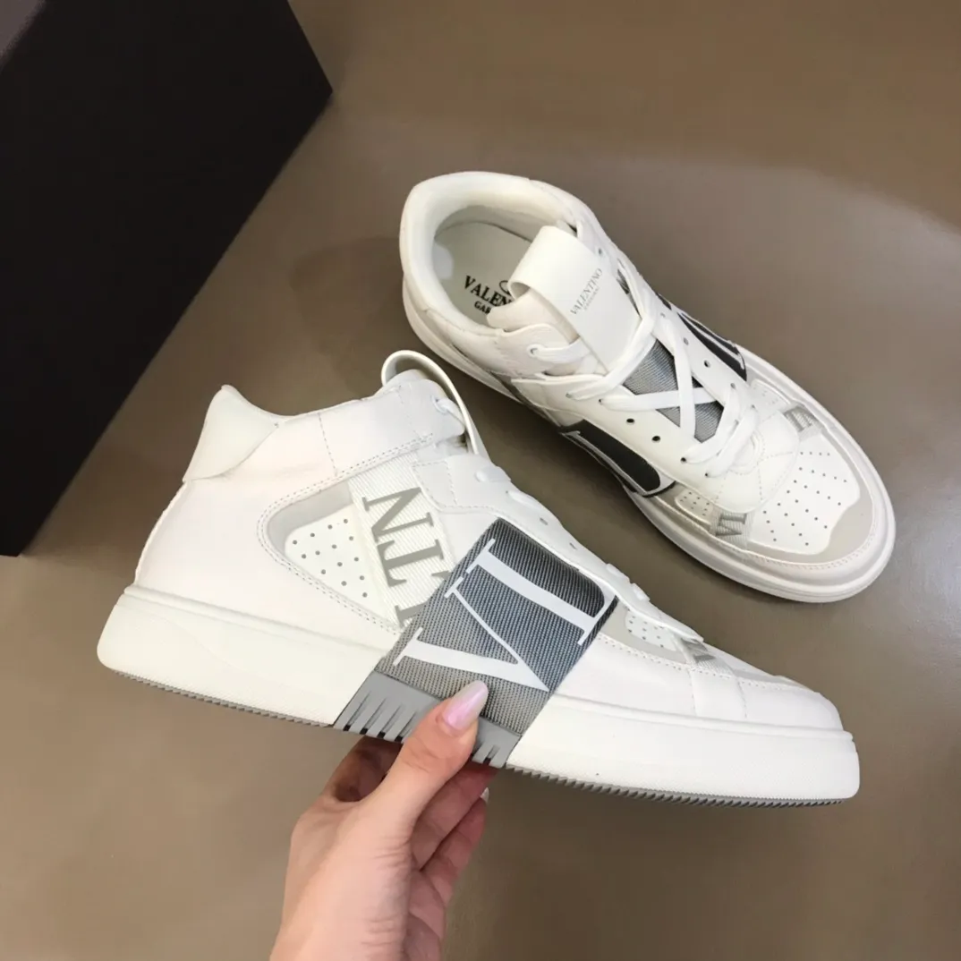 p480 "VALETINO**" new high-top 🆕 calfskin lace-up sneakers. No man should be able to refuse these shoes. The classic color scheme is so handsome! Purchase a high-precision replica of the original version to instantly sell off the market currency! 6 VLTN logo rubber effect straps - Valentino Garavani Logo printed on the back and tongue, all materials are customized to ensure quality! Size: 38-44
